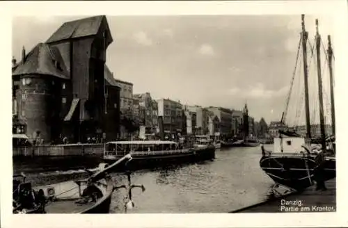 Ak Gdańsk Danzig, Historische Hafenansicht, Kran, Boote, alte Gebäude, Wolken