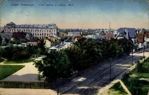 Ak Poděbrady Podiebrad Mittelböhmen, Stadtansicht, Gebäude, Bäume, Straße, mehrstöckige Häuser