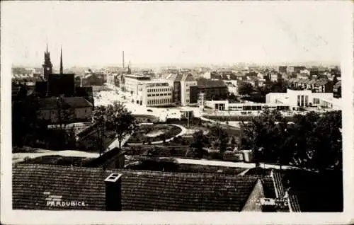Ak Pardubice Pardubitz Stadt, Stadtansicht, historische Gebäude, Bäume, Straßenszene