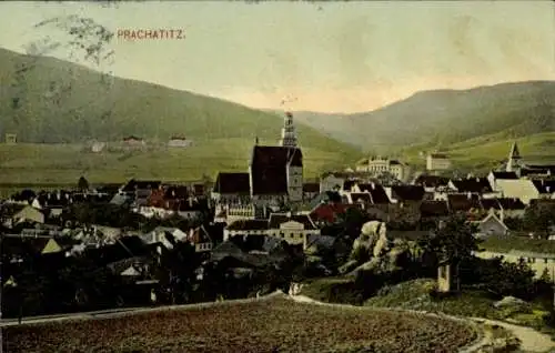 Ak Prachatice Prachatitz Südböhmen, Aussicht auf die Stadt, Kirche, Berge, Häuser