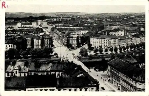 Ak Hradec Králové Königgrätz Stadt, Luftaufnahme der Stadt, Straßenansicht, historische Gebäud...