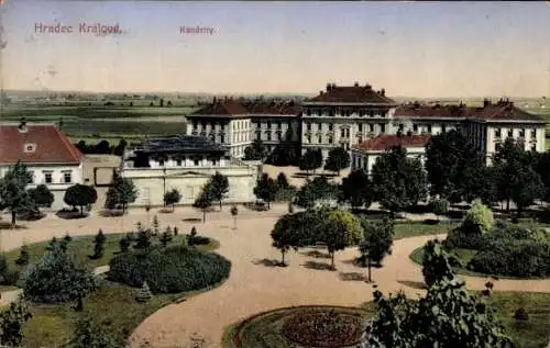 Ak Hradec Králové Königgrätz Stadt,  Kasárny, grüne Parkanlage, historische Gebäude