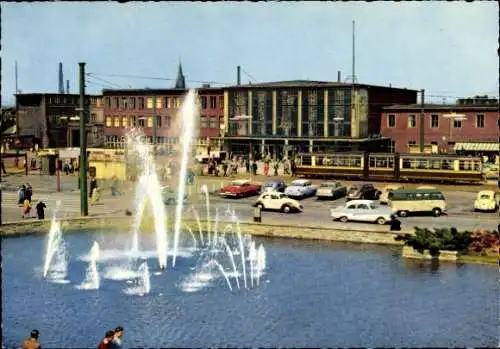 Ak Dortmund im Ruhrgebiet, Hauptbahnhof  Brunnen, Straßenbahn, Autos, Menge Menschen