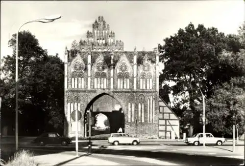 Ak Neubrandenburg in Mecklenburg, Historische Architektur, Treptower Tor, Schwarz-Weiß Foto, S...