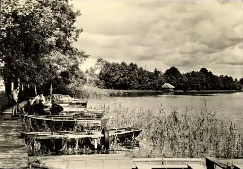 Ak Kagar Rheinsberg in Brandenburg, Boote am Ufer, Grüne Bäume, Wolken Himmel, See im Hintergrund