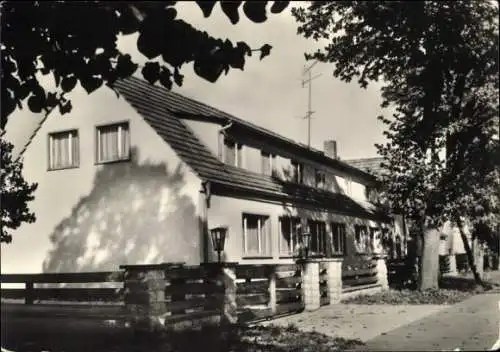 Ak Markkleeberg in Sachsen, Ferienheim, Zweigeschossiges Gebäude, Fassade, Schatten, Bäume