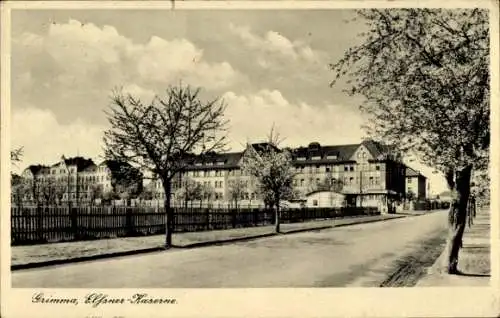 Ak Grimma in Sachsen,  Elfsner-Kaserne, Gebäude, Bäume, Straße