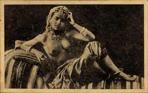 Ak Maghreb, Barbusige junge Frau