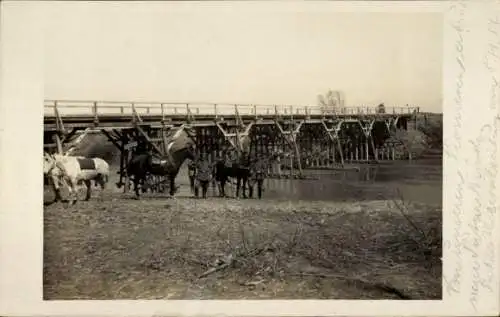 Foto Ak Putna Rumänien, deutsche Soldaten vor einer Brücke, Kriegsschauplatz 1. WK