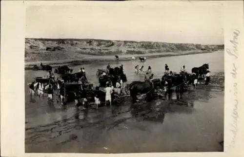 Foto Ak Putna Rumänien, deutsche Armeefuhrwerke, badende Soldaten, 1. WK