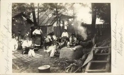 Foto Ak Risipitu Rumänien, Familienleben, Dorfbewohner in Tracht, 1. WK