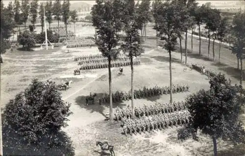 Foto Ak Infanterie Regiment 182 auf dem Exerzierplatz, Parade