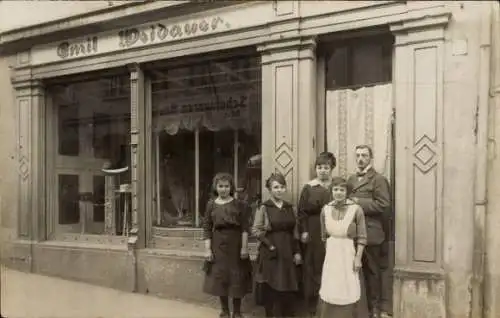 Foto Ak Bischofswerda in Sachsen, Geschäft Emil Weidauer, Schaufenster, Familie, Ostern 1919