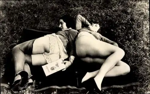 Foto Ak Zwei Frauen auf einer Wiese liegend, nackte Beine und Po, Unterhose, Strümpfe