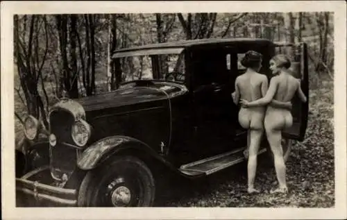 Foto Ak Zwei nackte Frauen vor einem Automobil, Rückansicht