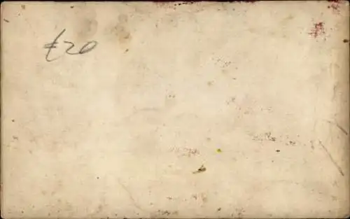 Foto Ak Frauenakt, auf einem Teppich liegend