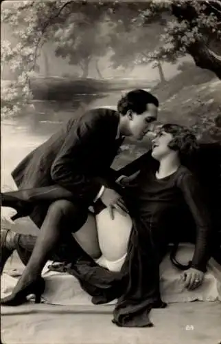 Foto Ak Liebespaar, Frau in Strümpfen, hochgerutschtes Kleid