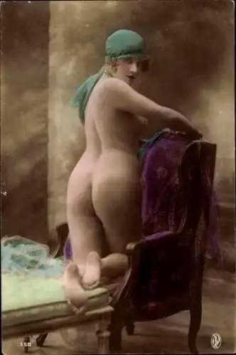 Ak Frauenakt, auf einem Sessel kniend, Rückansicht, coloriert