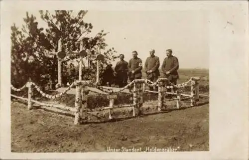 Foto Ak Soldatenfriedhof, Soldatengräber, Betende Soldaten, I. WK