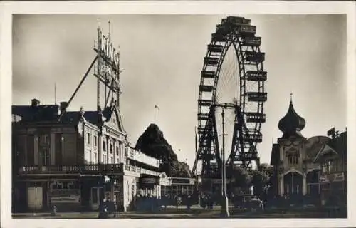 Foto Ak Junge Frau, Kind auf einem Dreirad