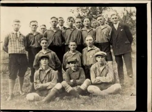 Foto Männer-Gruppenfoto, Mann in schwarzem Anzug