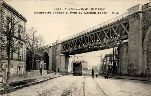 Ak Issy les Moulineaux Hauts de Seine, Avenue de Verdun et Pont du Chemin de fer, Tram