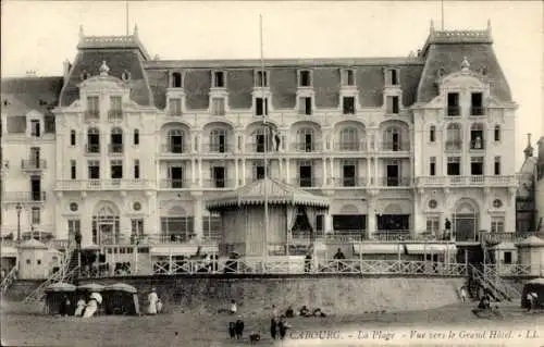 Ak Cabourg Calvados, Strand vor dem Grand Hotel