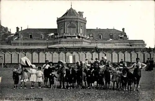 Ak Cabourg Calvados, Casino, Kindergruppe am Strand