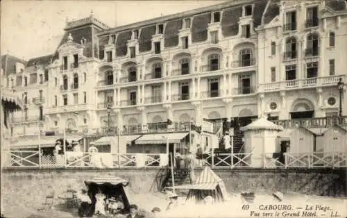 Ak Cabourg Calvados, Strand vor dem Grand Hotel