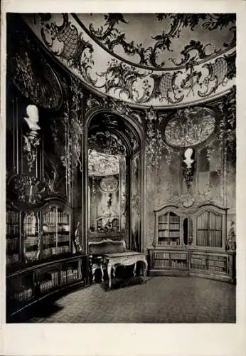 Ak Potsdam Sanssouci, Schloss Sanssouci, Bibliothek des Königs, verziertes Interieur, Holzregale