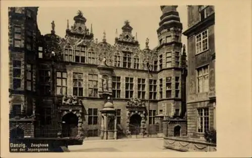 Ak Gdańsk Danzig, Zeughaus, von der Jopengasse, historische Architektur, Schwarzweißaufnahme