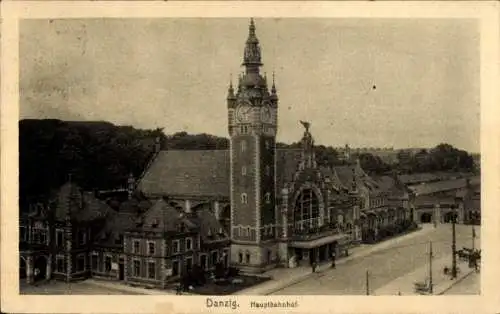Ak Gdańsk Danzig, Danzig Hauptbahnhof, Turm mit Uhr, historische Architektur