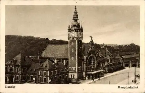 Ak Gdańsk Danzig, Hauptbahnhof, Straßenseite, Uhrenturm