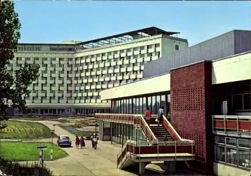 Ak Waren an der Müritz, Klinik, FDGB-Ferienobjekt, mehrstöckiges Gebäude, Innenhof, Besucher