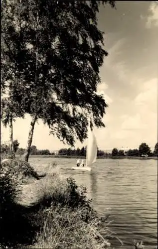Ak Neustrelitz in Mecklenburg, Segelboot auf dem Wasser, Ufer mit Bäumen, Himmel mit Wolken
