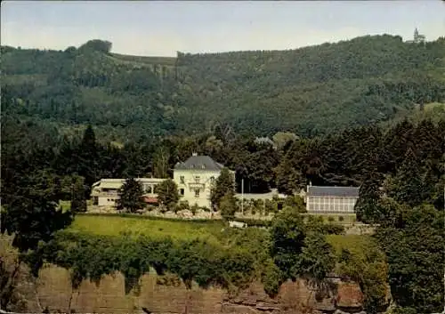 Ak Trier an der Mosel, Blick auf ein Gebäude, umgeben von Bäumen, nahe einer Klippe