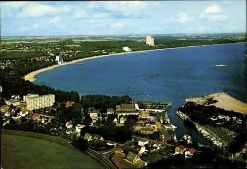 Ak Ostseebad Timmendorfer Strand, Luftaufnahme vom Strand, Küste und Stadt, blaues Wasser, grü...