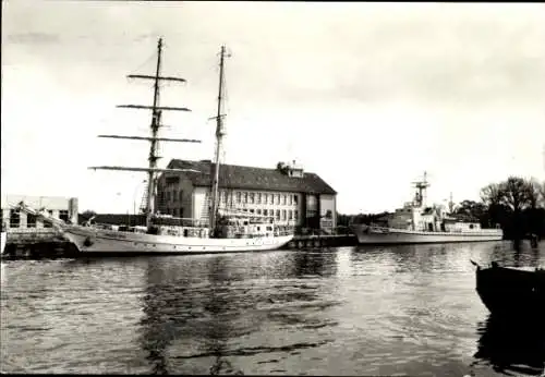 Ak Wieck Eldena Greifswald, Hafen mit Marineschule der GST, Segelschulschiff Wilhelm Pieck