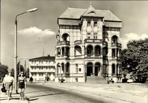 Ak Ostseebad Kühlungsborn, Hotel, Passanten