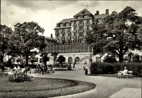 Ak Ostseebad Heringsdorf auf Usedom, Solimar Hotel, Gartenanlage, Besucher, Bäume, Menschen, A...