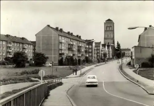 Ak Anklam in Mecklenburg Vorpommern, Stadtansicht, Peenstraße, Wohngebäude, Uhrturm, Straße, Auto