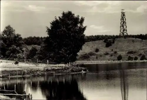 Ak Wokuhl Dabelow Mecklenburgische Seenplatte, Landschaft mit See, Baum, Hügel, Ölplattform, W...