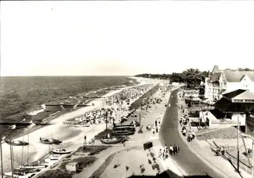 Ak Ostseebad Kühlungsborn, Blick auf die Promenade, Strand, Boote, Spaziergänger, Kühlungsborn