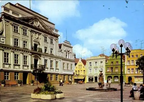 Ak Güstrow in Mecklenburg, Stadtplatz mit Gebäuden, Brunnen, Laternen, Menschen, sonniger Himmel