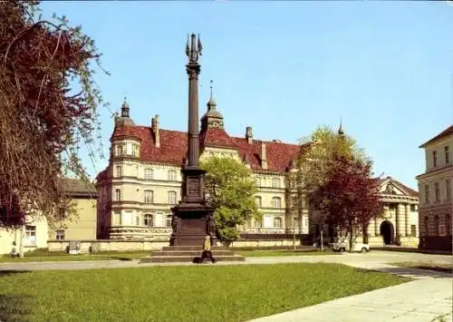Ak Güstrow in Mecklenburg, Schloss  Denkmal, grüne Wiese, Bäume, blauem Himmel