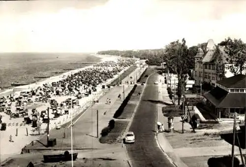 Ak Damerow Koserow an der Ostsee, Blick auf Strand, viele Sonnenschirme, Strandpromenade, Wasser