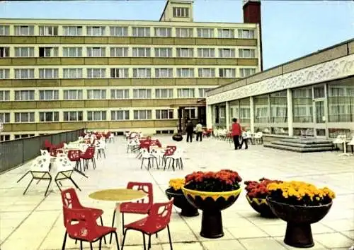 Ak Börgerende Rethwisch an der Ostsee, Terrasse mit roten Stühlen, Tischen und Blumenbeeten, i...