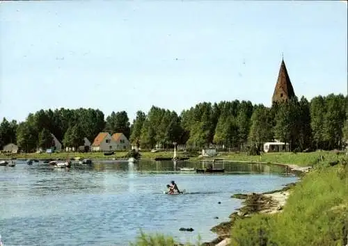 Ak Ostseebad Rerik, Blick übers Haff, Kirche, Landschaft, Wasser, Boote, Badegäste