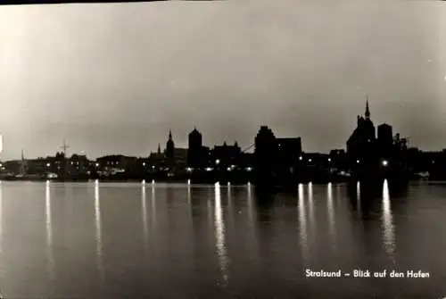 Ak Stralsund in Vorpommern, Blick auf den Hafen, Nacht