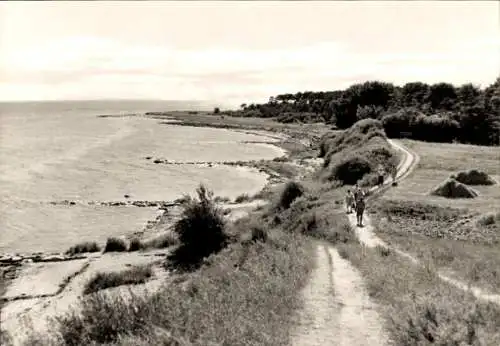 Ak Thiessow auf Rügen, Küstenlandschaft, Wanderer auf dem Weg, Meer, bewaldete Küste
